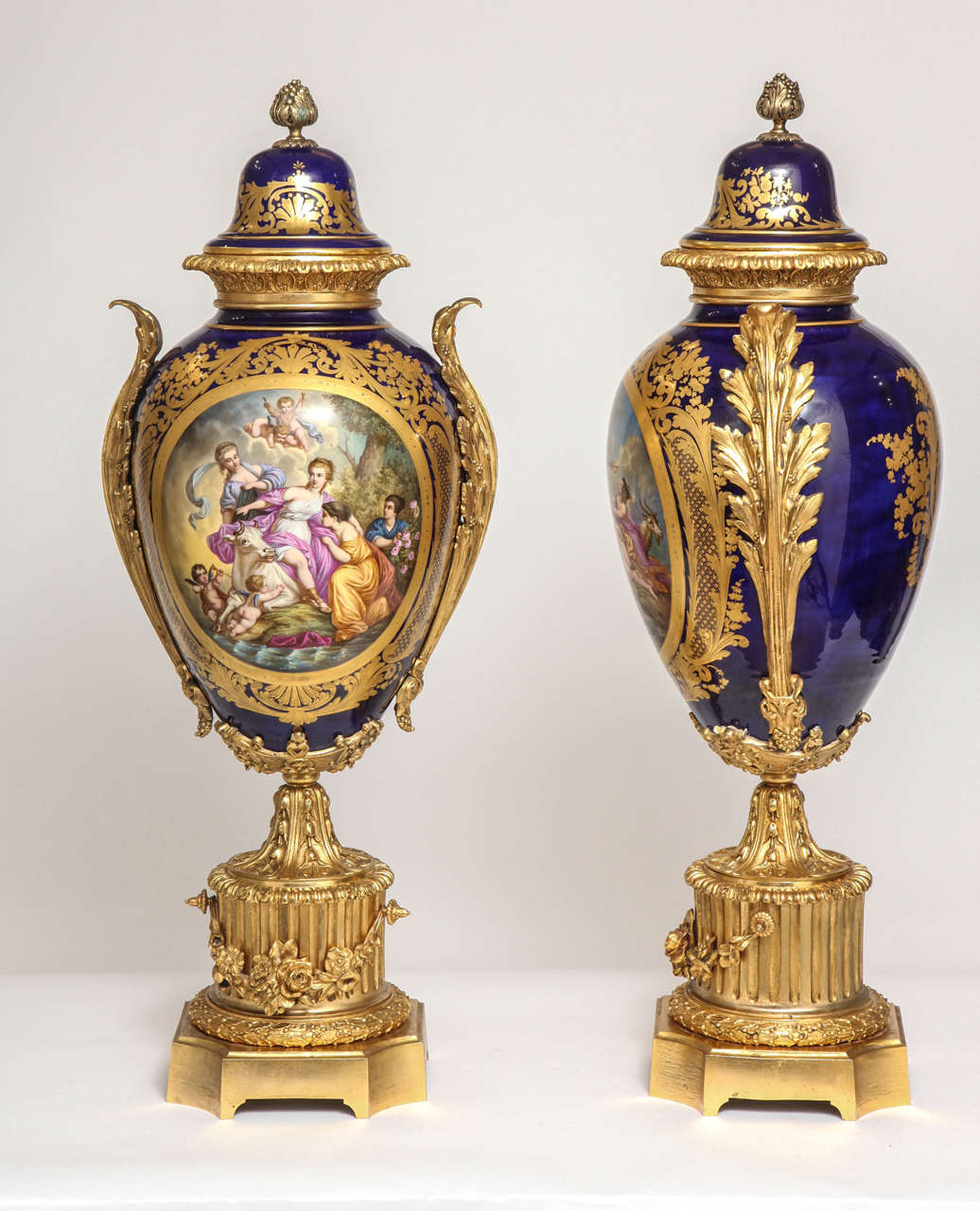 Bronzo Coppia di pregiati vasi in porcellana di Sèvres in stile antico francese con montatura in ormolu in vendita
