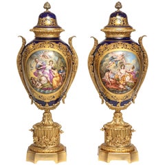 Pareja enorme de jarrones de porcelana antiguos franceses de estilo Sèvres montados en ormolu