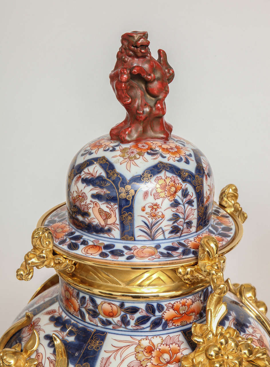 Ancienne pendule française à trois pièces en porcelaine et orfèvrerie chinoise Graniture Excellent état - En vente à New York, NY