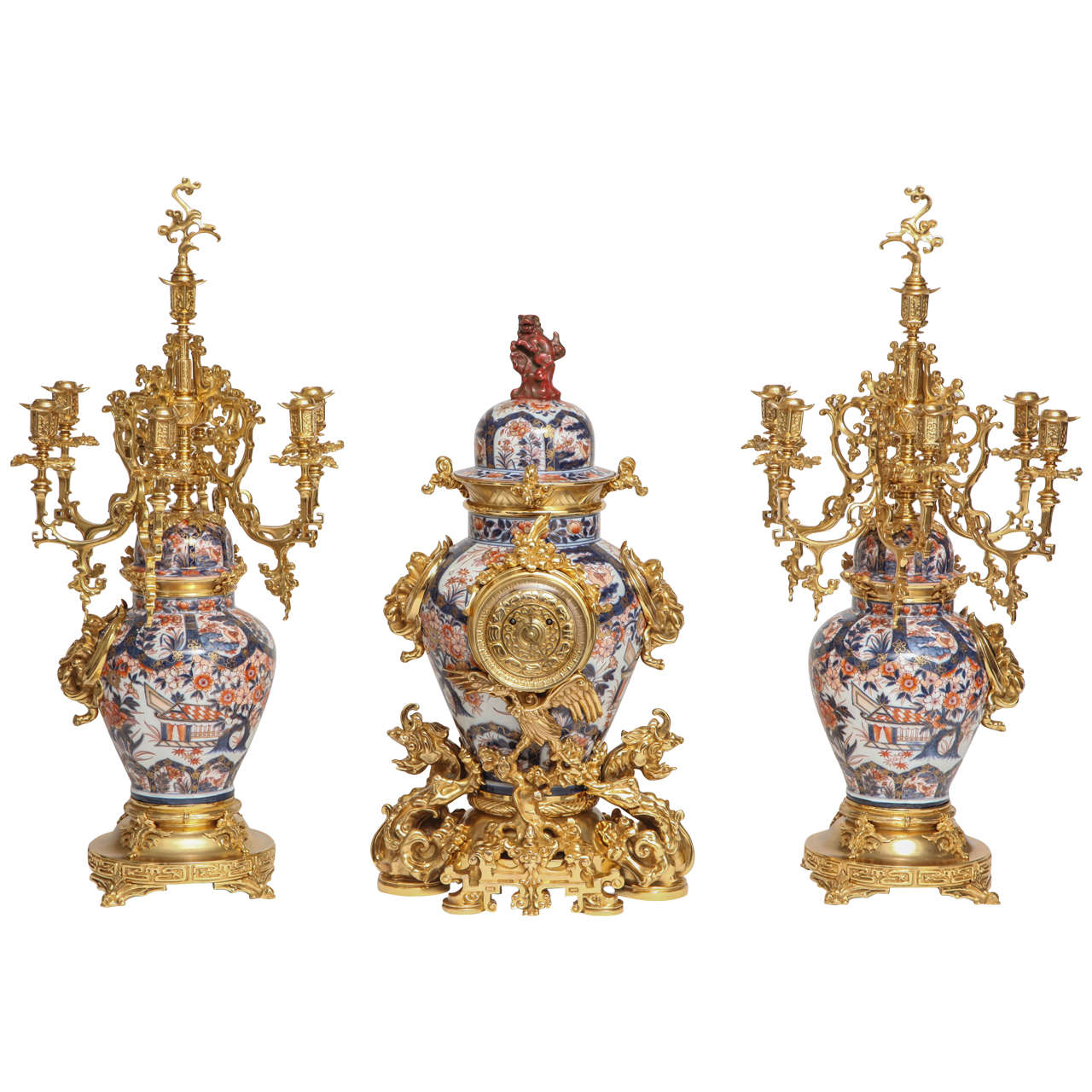 Antike französische Chinoiserie Ormolu und Porzellan dreiteilige Uhr Graniture