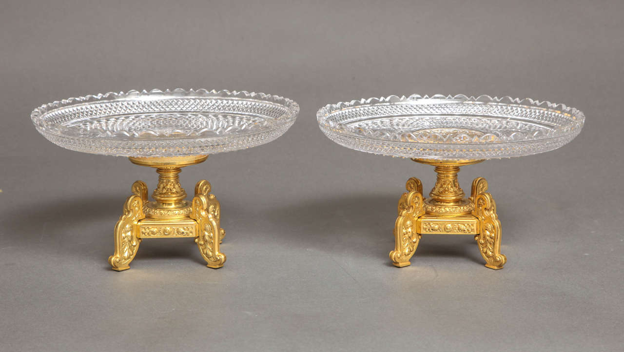 Paire de compotiers ou de centres de table anciens de style Louis XVI, signés Baccarat, en cristal taillé à la main et doré au bronze, de première qualité. Le cristal taillé est en excellent état et le bronze doré (or au mercure) est en excellent