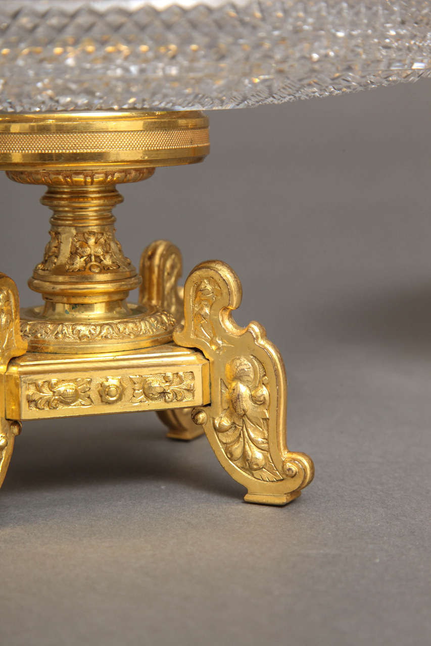 Fino par de compoteras o centros de mesa antiguos de cristal y bronce firmados por Baccarat Francés en venta