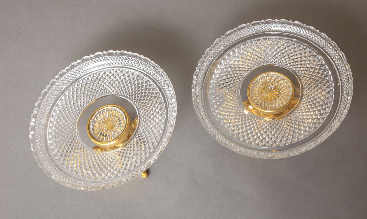 Fino par de compoteras o centros de mesa antiguos de cristal y bronce firmados por Baccarat Tallado a mano en venta