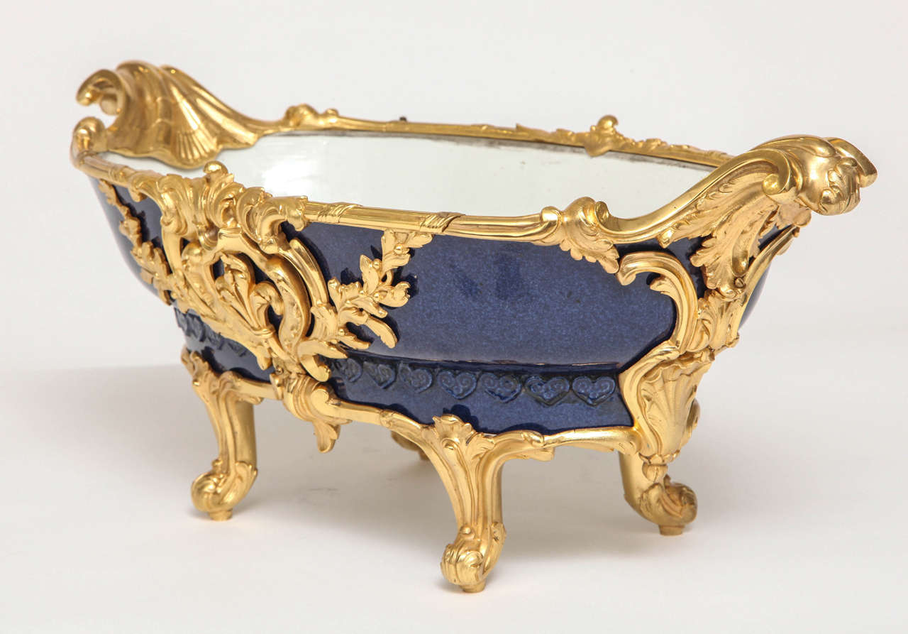 Centre de table antique chinois de la période Kangxi:: en porcelaine et bronze doré Excellent état - En vente à New York, NY