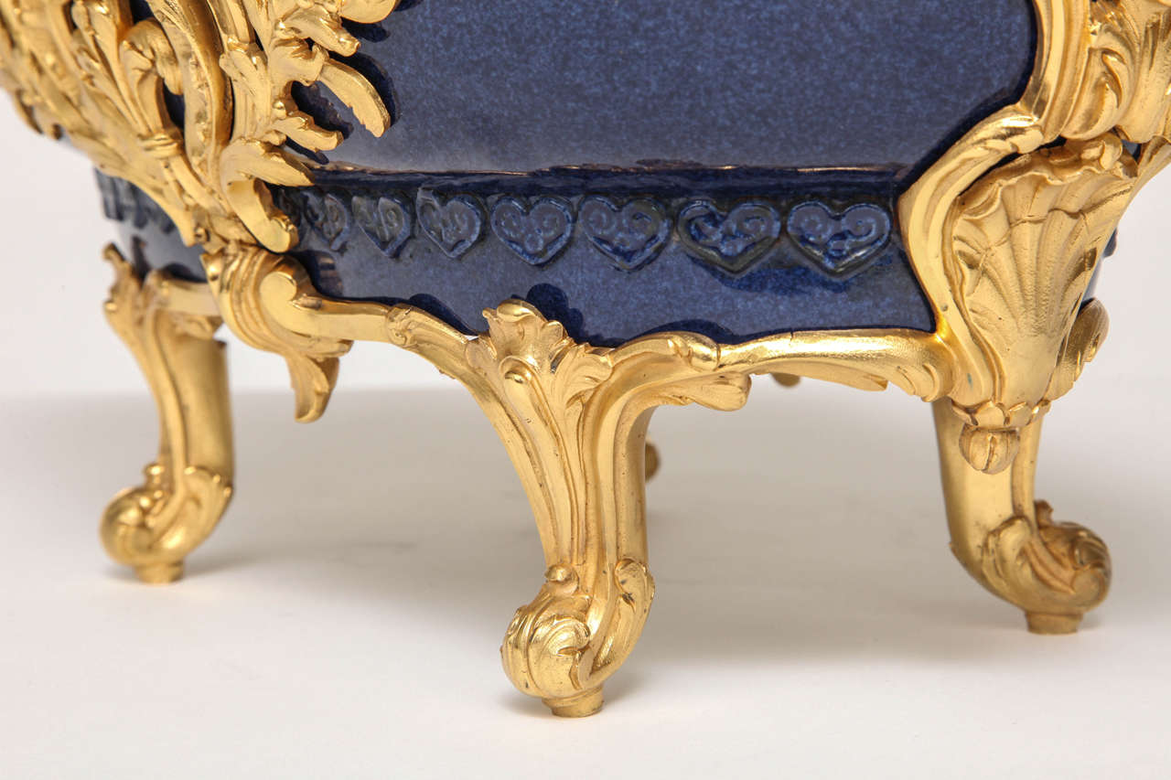 XIXe siècle Centre de table antique chinois de la période Kangxi:: en porcelaine et bronze doré en vente