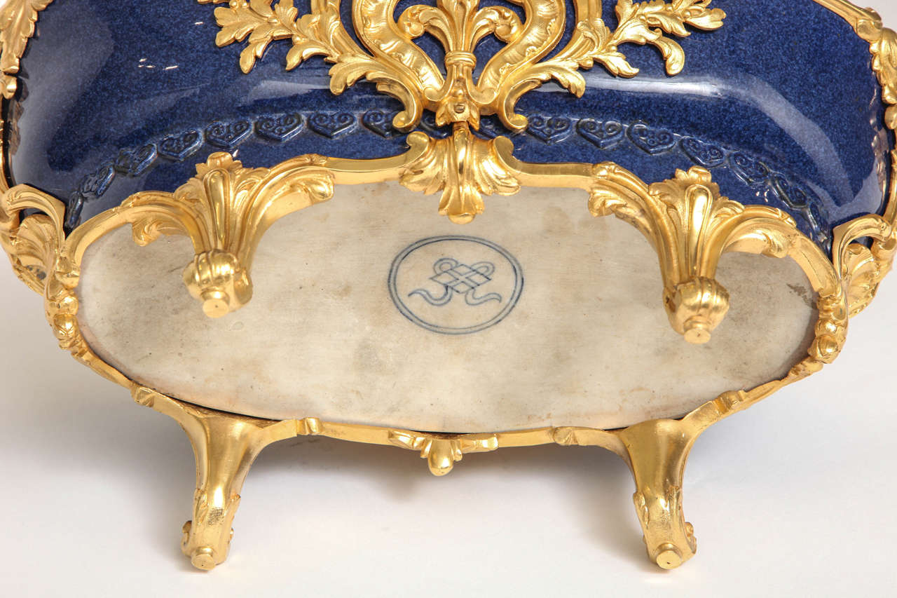 Centre de table antique chinois de la période Kangxi:: en porcelaine et bronze doré en vente 2