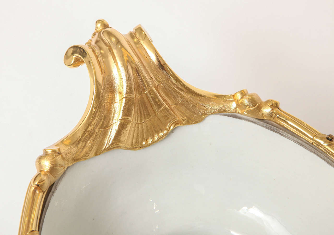 Centre de table antique chinois de la période Kangxi:: en porcelaine et bronze doré en vente 3