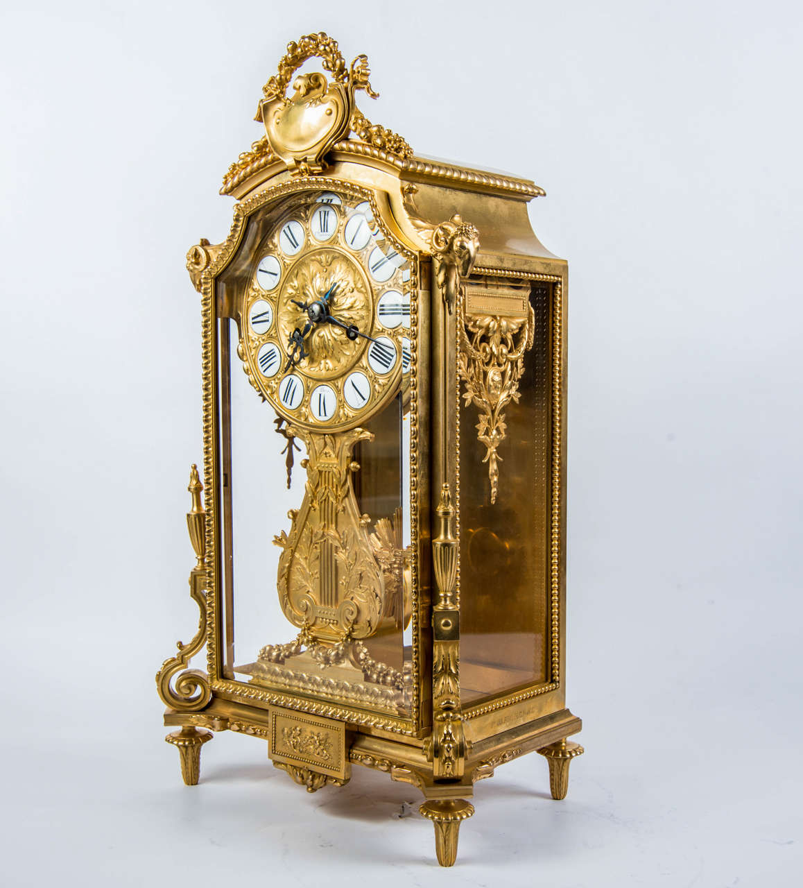 Mantel clock in gilded bronze and cristal, signed Barbedienne
Louis XI style.