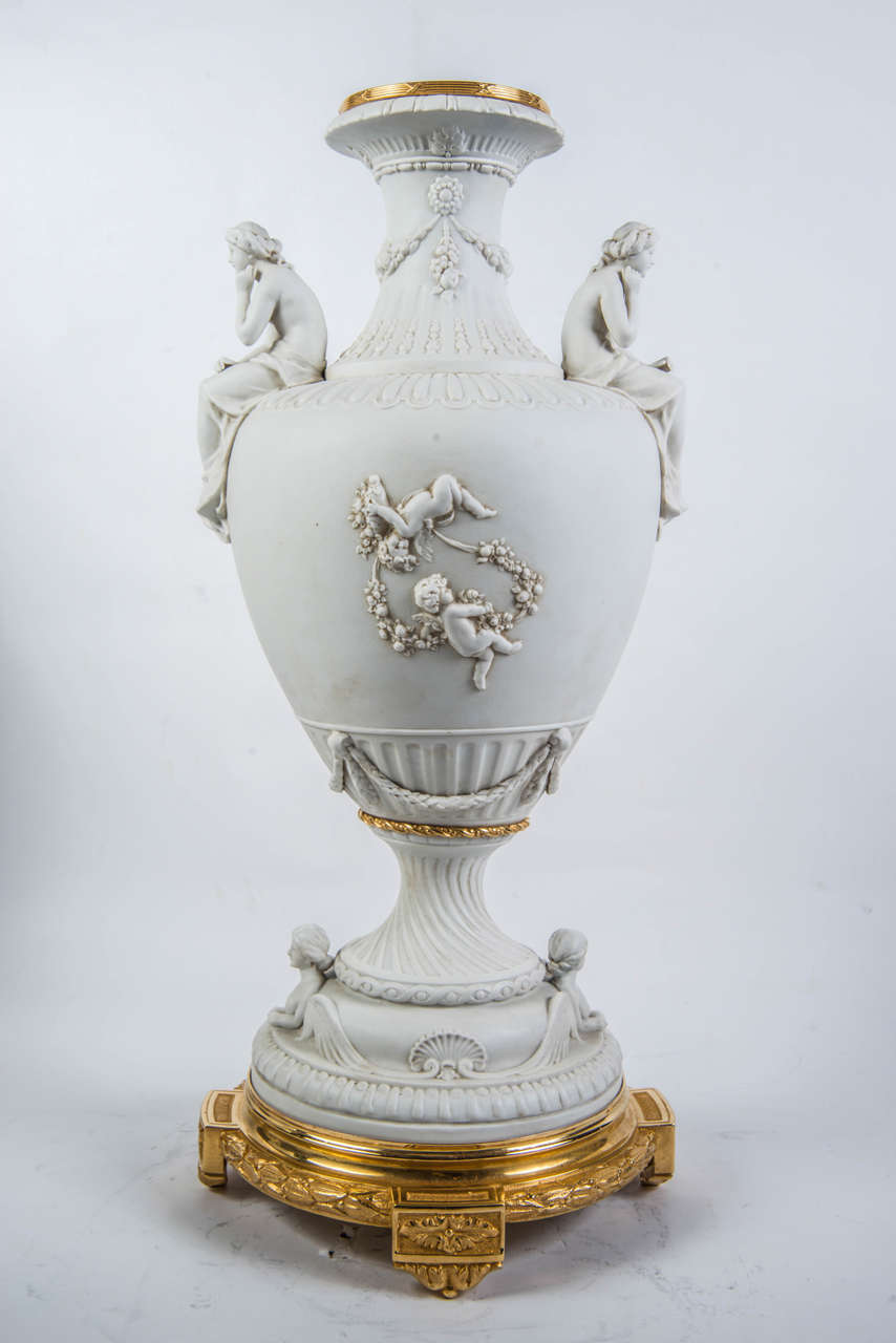 Pair of Gorgeous  Saxe Bisquit Vases In Excellent Condition For Sale In Paris, FR