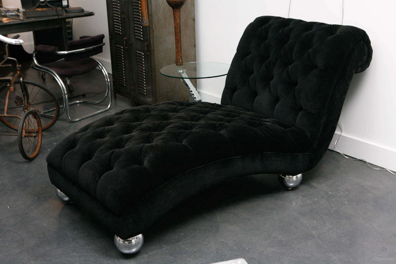 Vinage Black Velvet Chaise Lounge In Excellent Condition For Sale In Los Angeles, CA