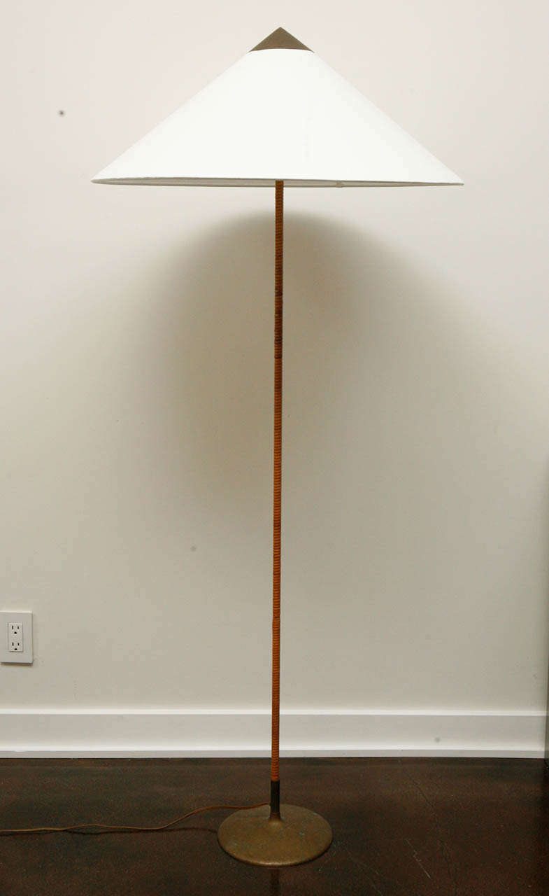 Bellissima lampada da terra Paavo Tynell, modello #9602, in superbe condizioni originali.  Firmato con marchio del produttore impresso sul lato inferiore:  Taito Oy AR 9602.  Finlandia, 1950 circa.

La base è in ottone, con patinatura dell'età. 