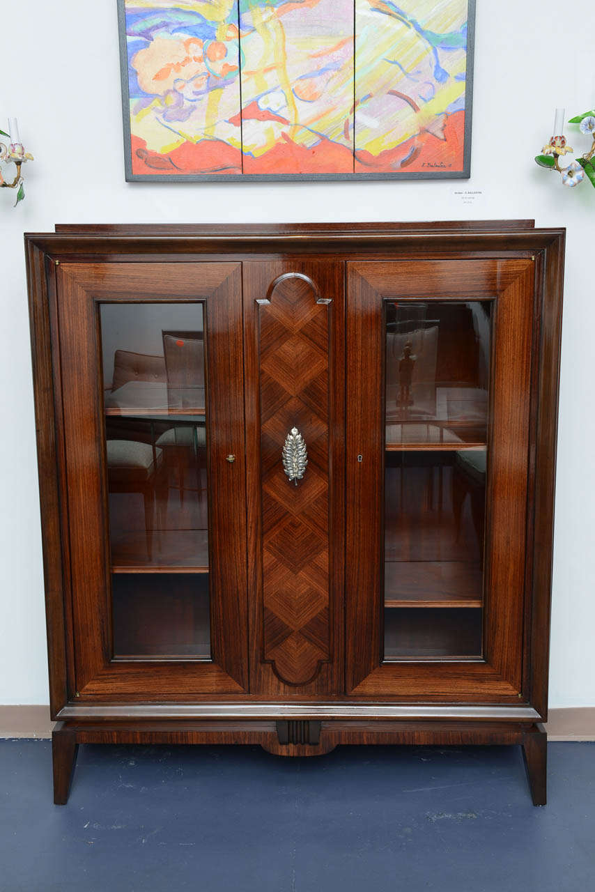 Rosewood and mahogany display cabinet, 
circa 1940. Two shelves on both sides.