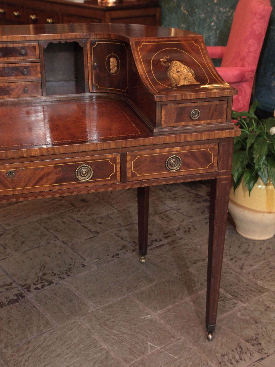 English Carlton House Desk In Good Condition In New Orleans, LA