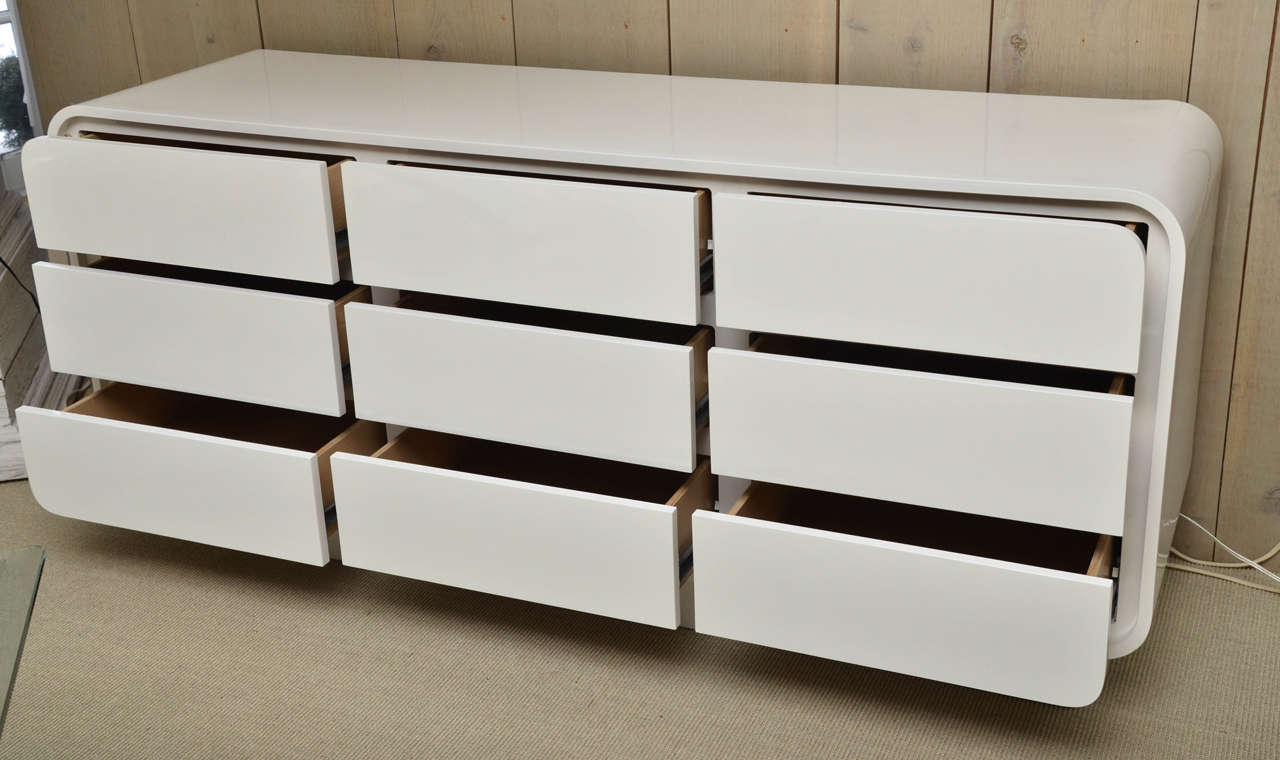 Late 20th Century Attractive Vintage White Lacquer Nine-Drawer Commode
