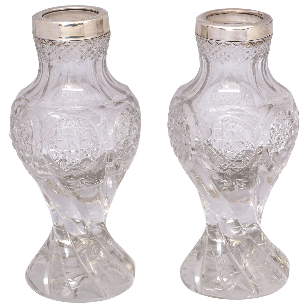 Pareja victoriana de jarrones de cristal tallado montados en plata de ley