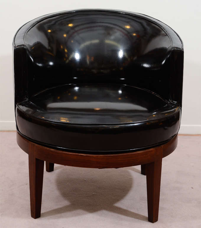 A pair of vintage swiveling tub chairs in black 