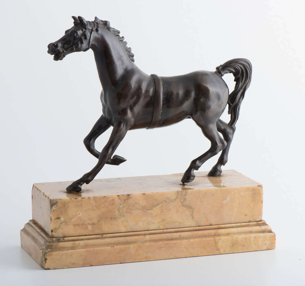 Caballo a la zancada de bronce
