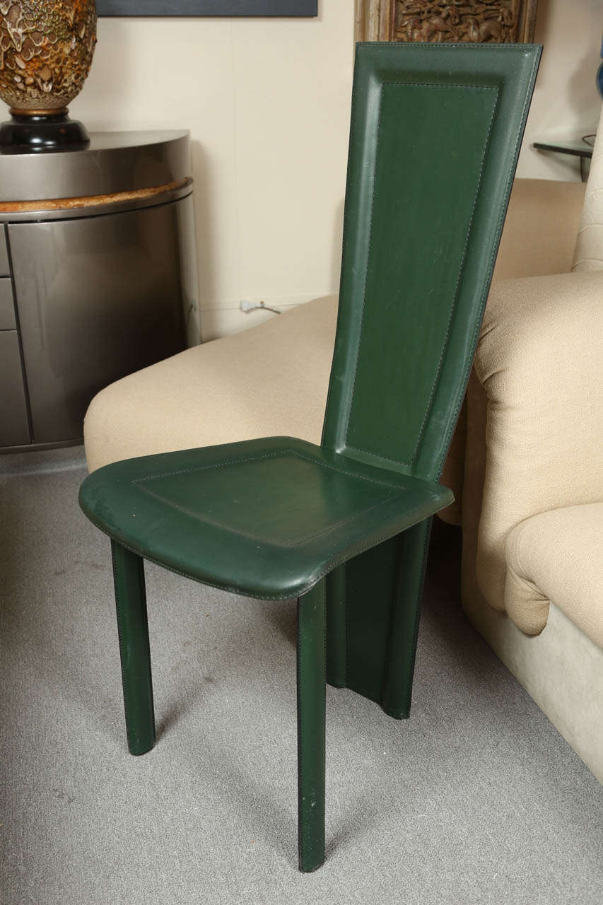 Merveilleuse paire de chaises latérales à haut dossier par Artedi. 
Les fauteuils sont en cuir vert bouteille et ont conservé leurs étiquettes d'origine.
