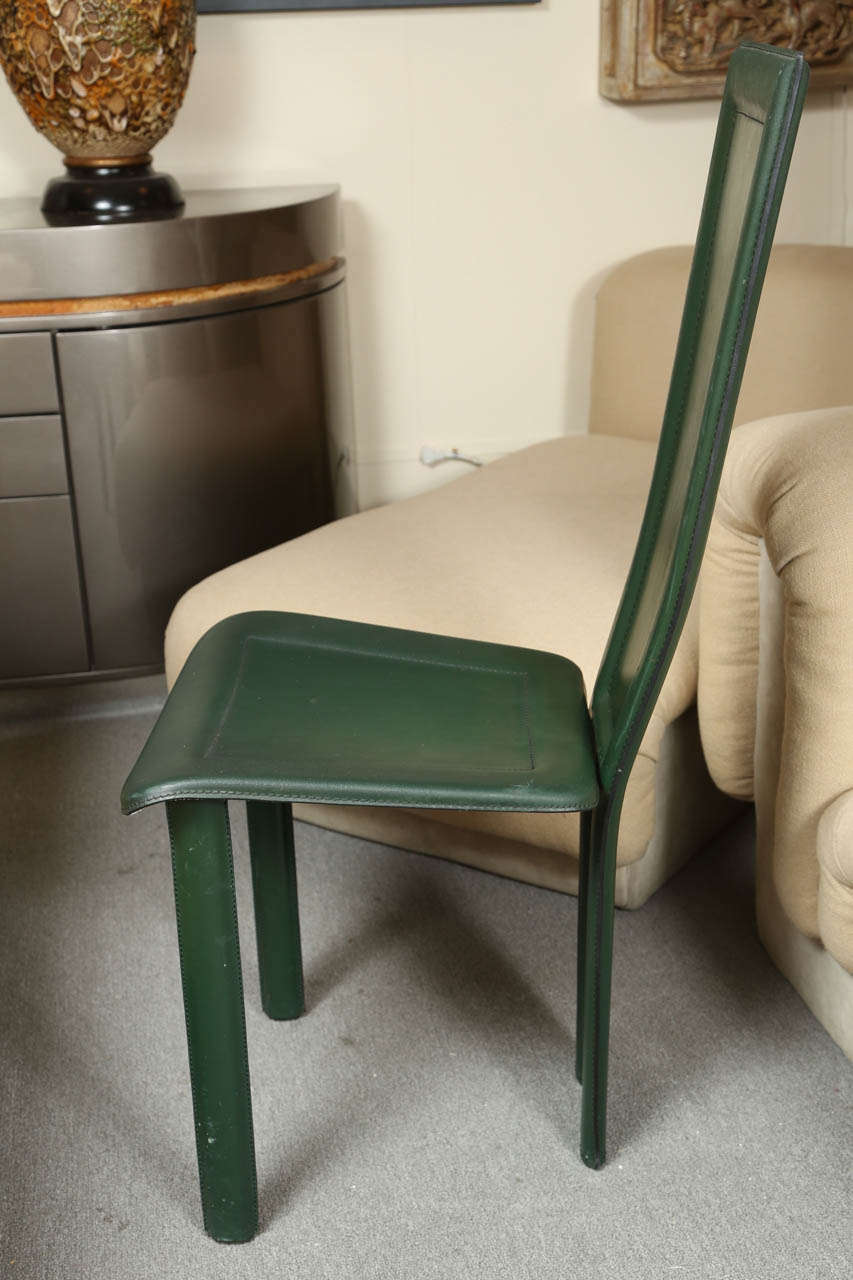 20ième siècle Paire de chaises en cuir à haut dossier par Artedi