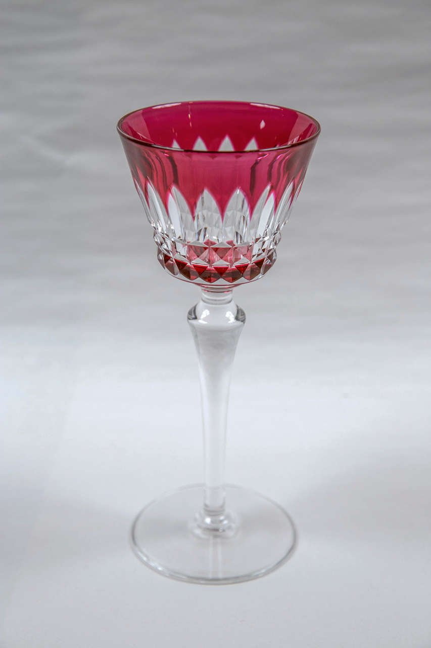 Zwölf Baccarat signiert Rot bis Clear Cut Gläser im Zustand „Hervorragend“ in Stamford, CT