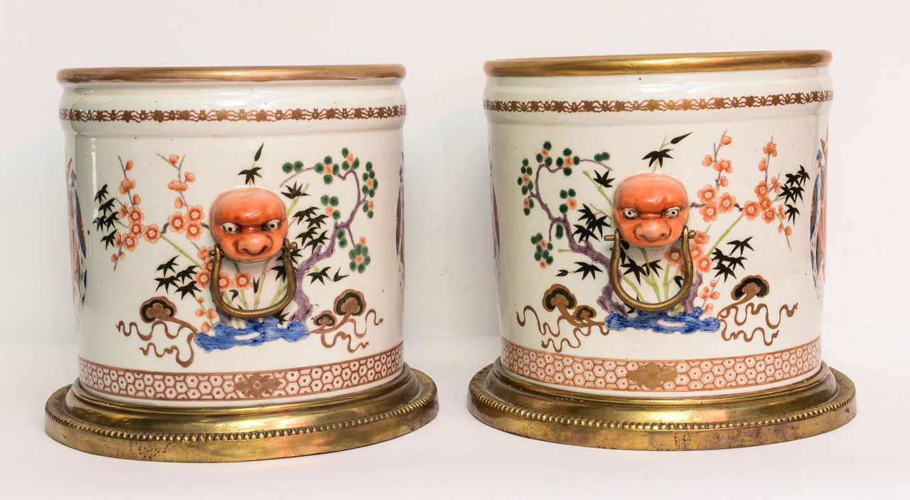 Pair of 19th Century Armorial Cachepots in the Chinese Export Style In Good Condition For Sale In West Palm Beach, FL
