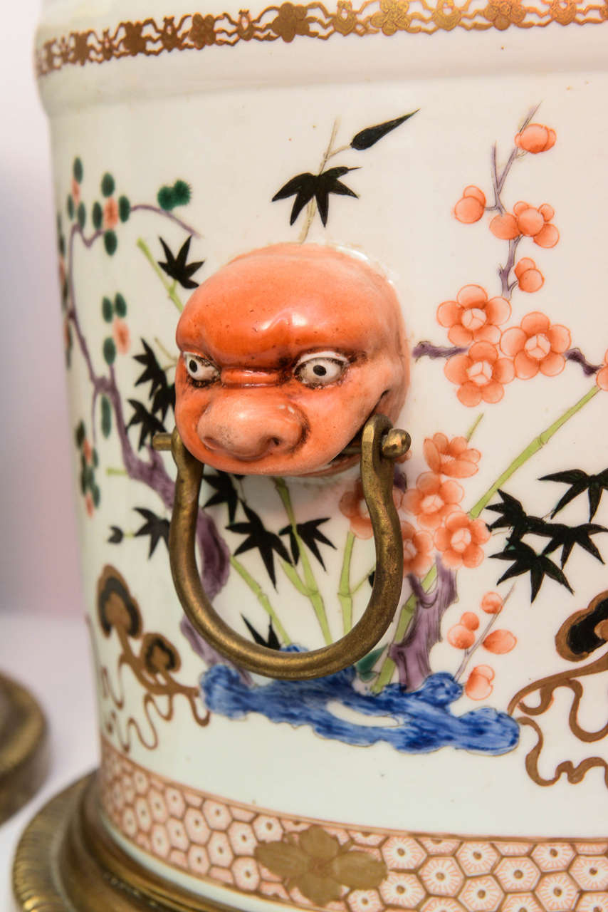 Paire de cache-pots armoriés du 19ème siècle dans le style export chinois Bon état - En vente à West Palm Beach, FL