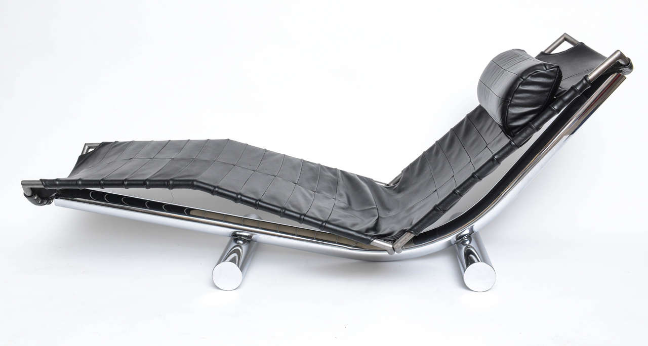 A sleek and comfortable chaise longue.