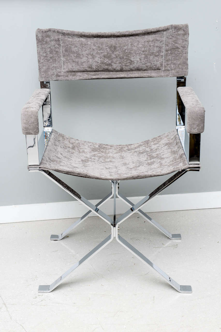 Set of four vintage directors chairs by Alessandro Albrizzi made of chrome and grey suede fabric.

The set of four include two chairs with arms, and two without.