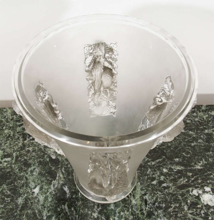 Lalique Saint Emilion-Vase im Zustand „Hervorragend“ im Angebot in Pompano Beach, FL