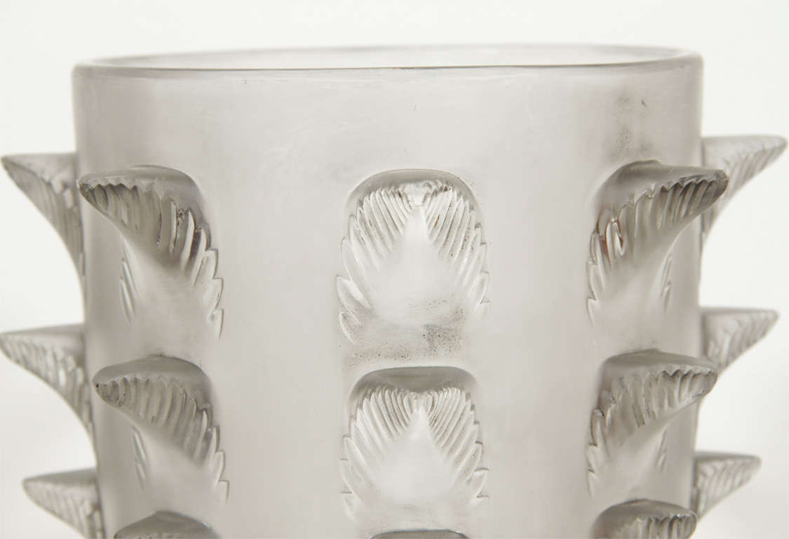 Vase aus Korinth mit Lalique-Muster (Französisch) im Angebot