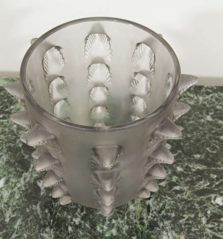 Lalique Corinthe Vase In Excellent Condition For Sale In Pompano Beach, FL