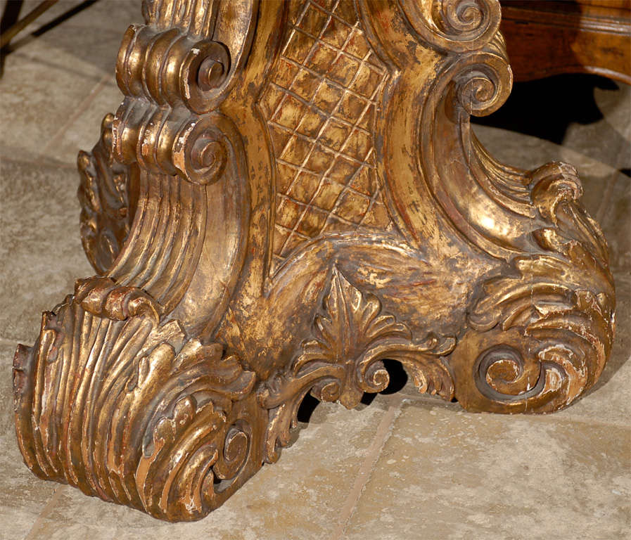 Mid-20th Century Italian Carved Giltwood Pedestal Table with Marble Top 11
