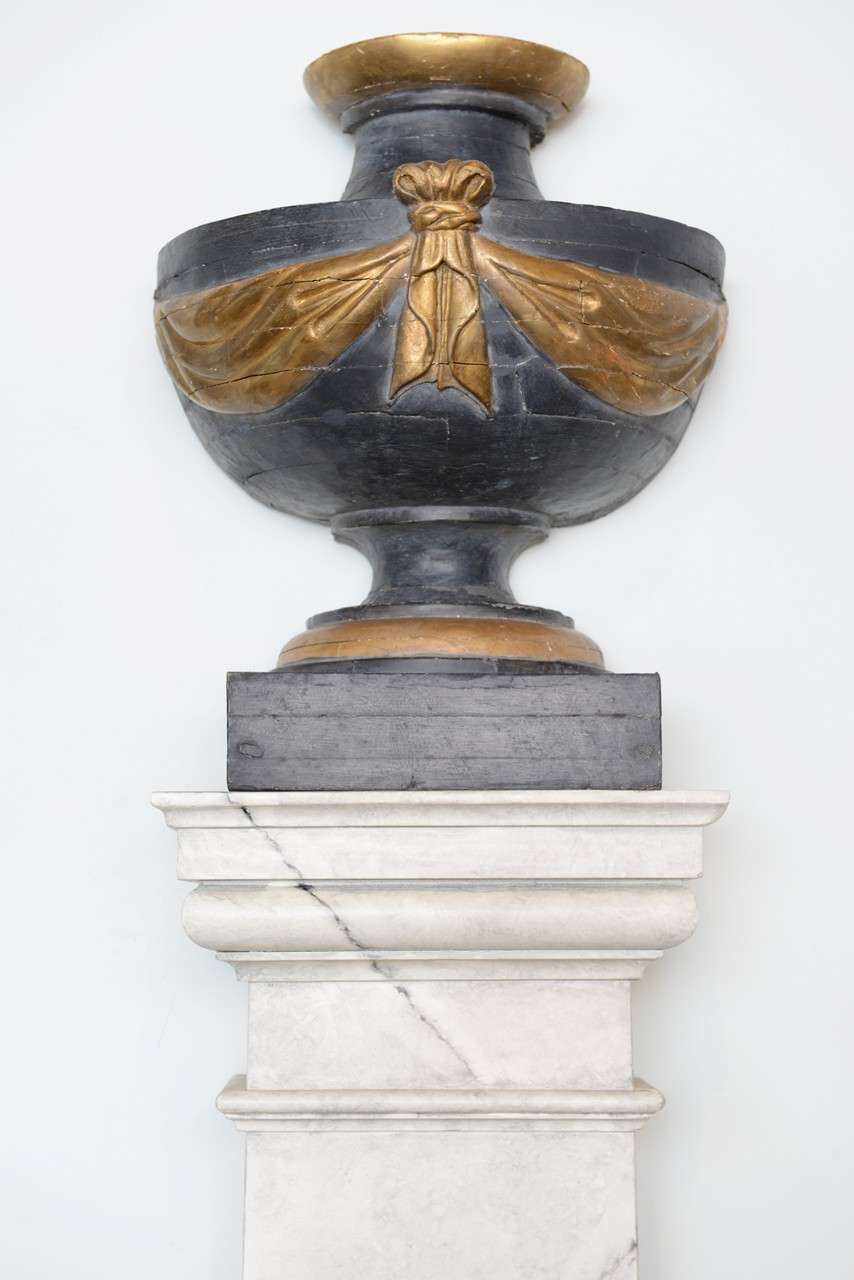 Neoclassical Pair of Italian Neoclassic Painted and Parcel-Gilt Urns on Pedestals For Sale