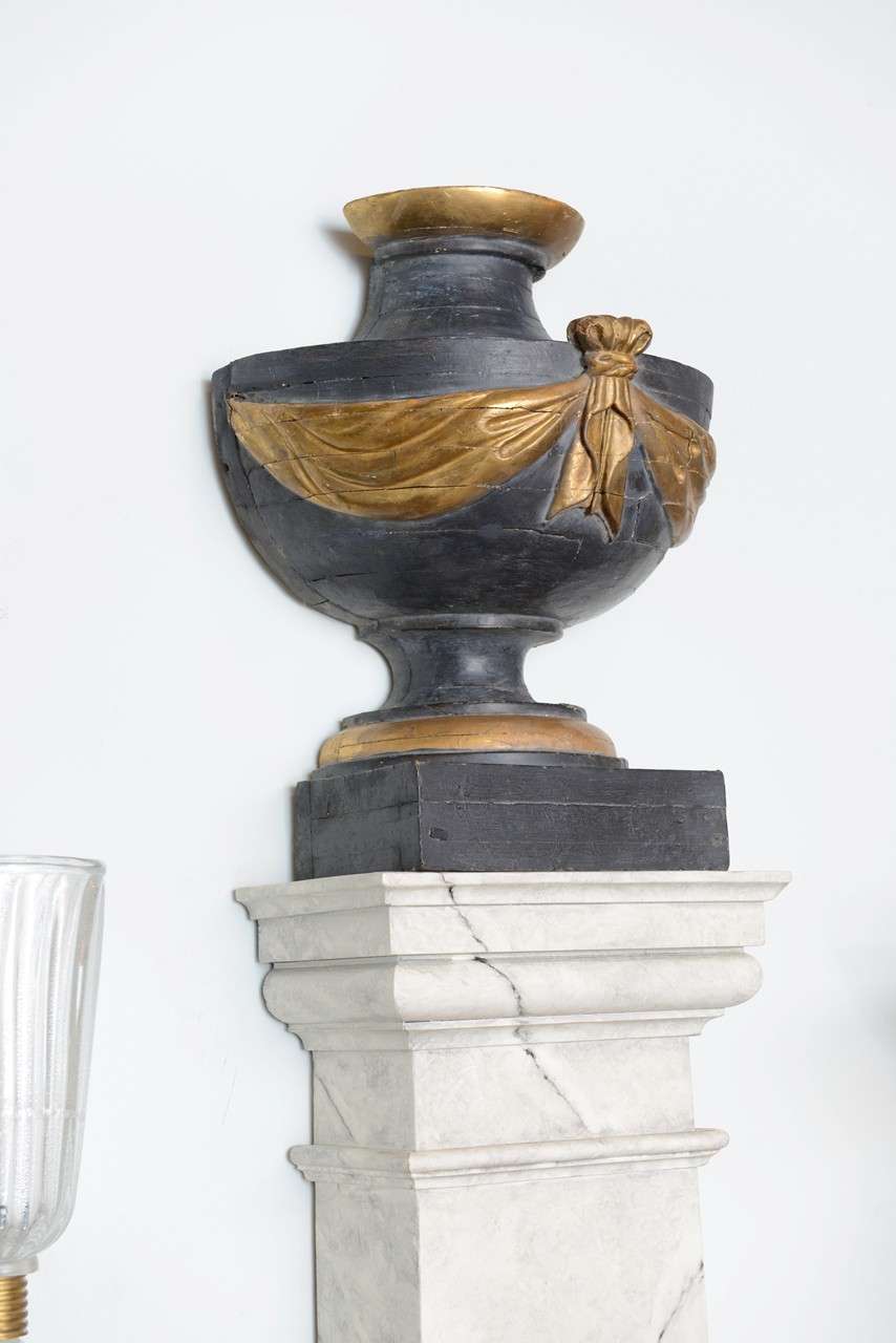 18th Century and Earlier Pair of Italian Neoclassic Painted and Parcel-Gilt Urns on Pedestals For Sale