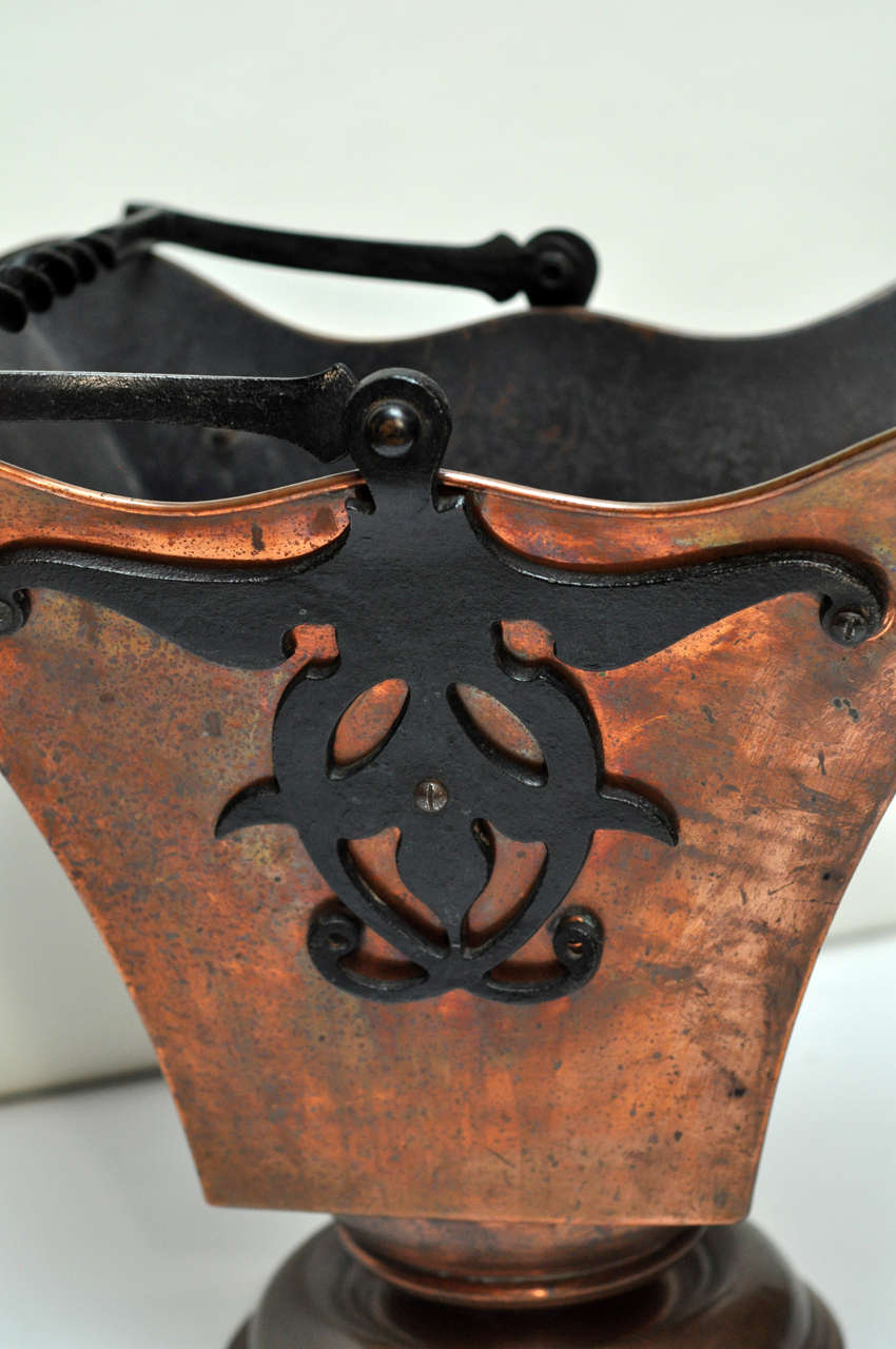 English Copper and Iron Coal Scuttle, Circa 1880 In Excellent Condition For Sale In Lake Forest, IL