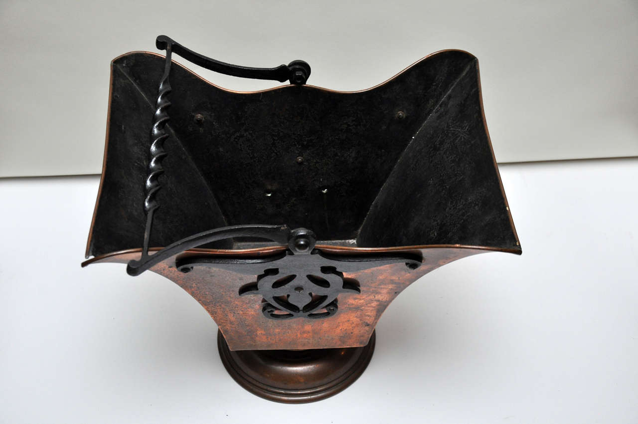 English Copper and Iron Coal Scuttle, Circa 1880 For Sale 4