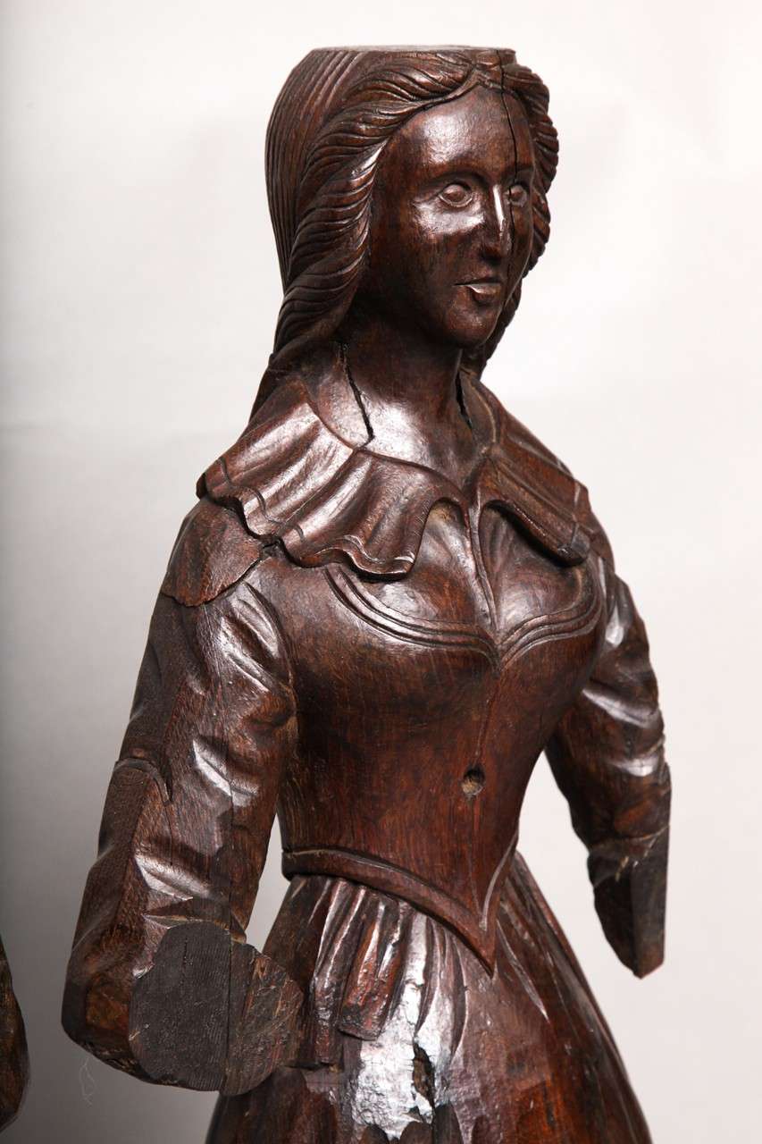 Inglese Coppia di figure di pali di nocciolo in Oak intagliati dell'inizio del XVIII secolo in vendita