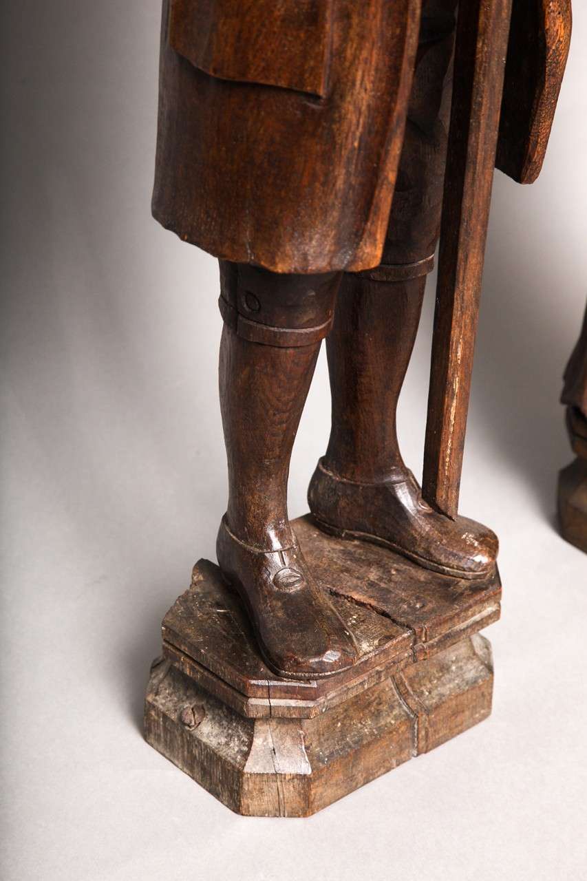 Coppia di figure di pali di nocciolo in Oak intagliati dell'inizio del XVIII secolo In condizioni buone in vendita a Greenwich, CT