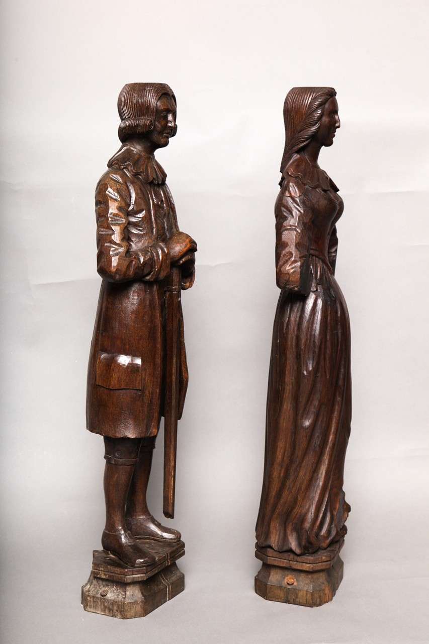 Pair of Early 18th Century Carved Oak Newel Post Figures In Good Condition For Sale In Greenwich, CT