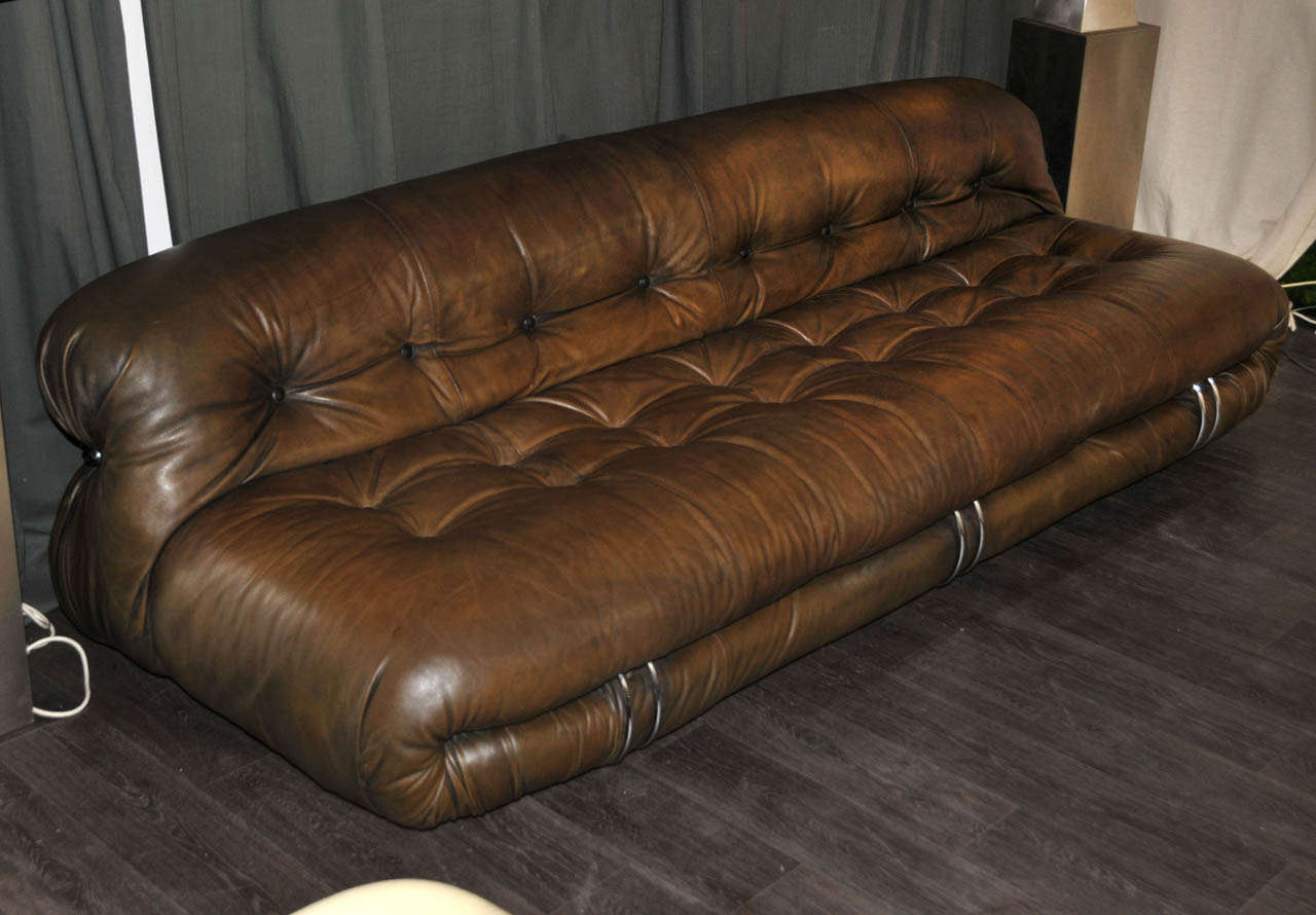 1970's sofa by Tobia Scarpa. Soriana model edited by Cassina (original edition). Tan brown leather and chrome steel. Good condition. Normal wear consistent with age and use.
