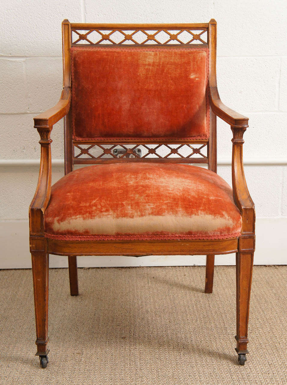 Here is a beautiful Regency chair in a worn silk velvet.
The chair is in sturdy condition with character wear on the surface.