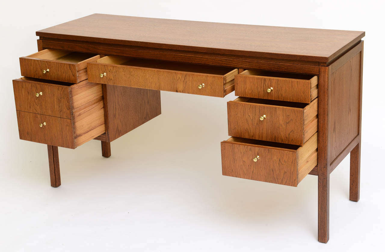 Modern Combed Oak Edward Wormley Style Executive Kneehole Desk In Excellent Condition In Miami, FL