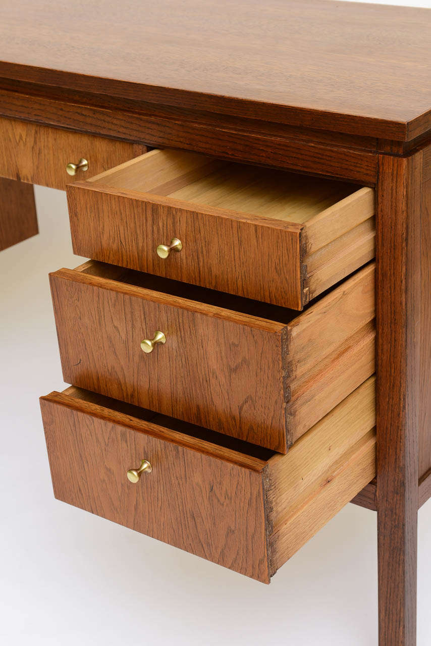 Mid-20th Century Modern Combed Oak Edward Wormley Style Executive Kneehole Desk