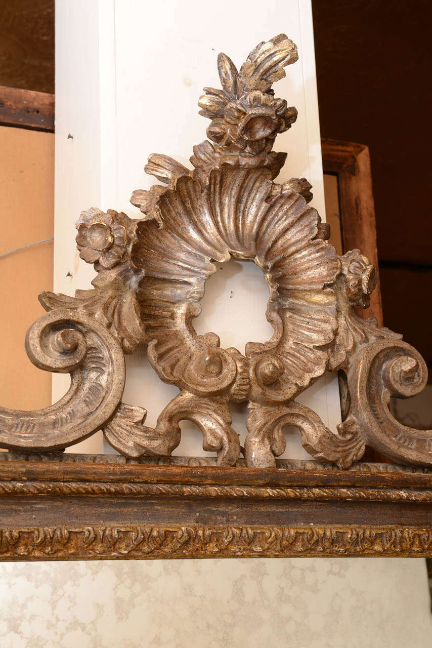 18. Jahrhundert Italienisch geschnitzt Silber Giltwood Spiegel im Zustand „Starke Gebrauchsspuren“ im Angebot in West Palm Beach, FL