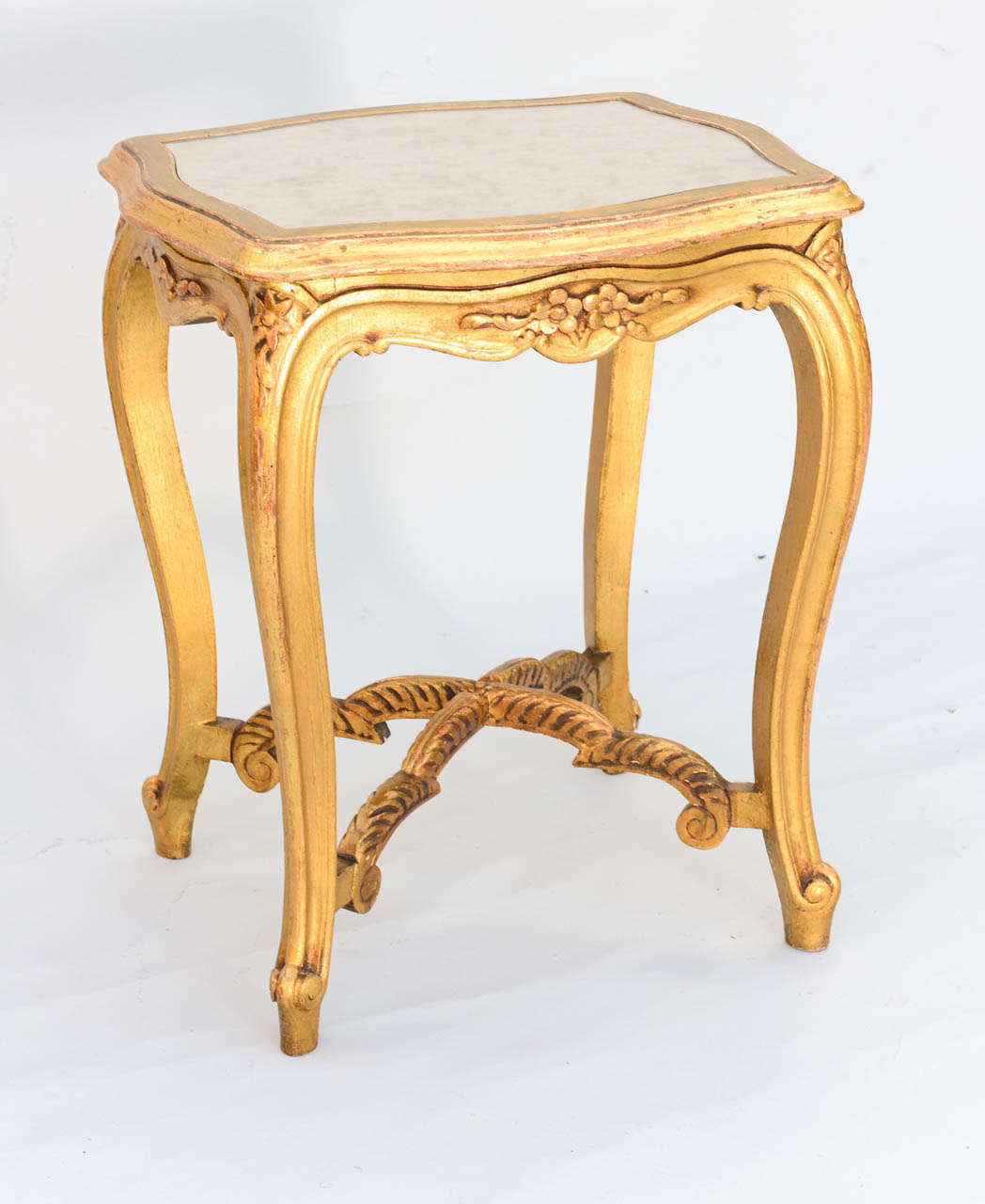 Carved Giltwood Accent Table with Mirrored Top In Excellent Condition In West Palm Beach, FL