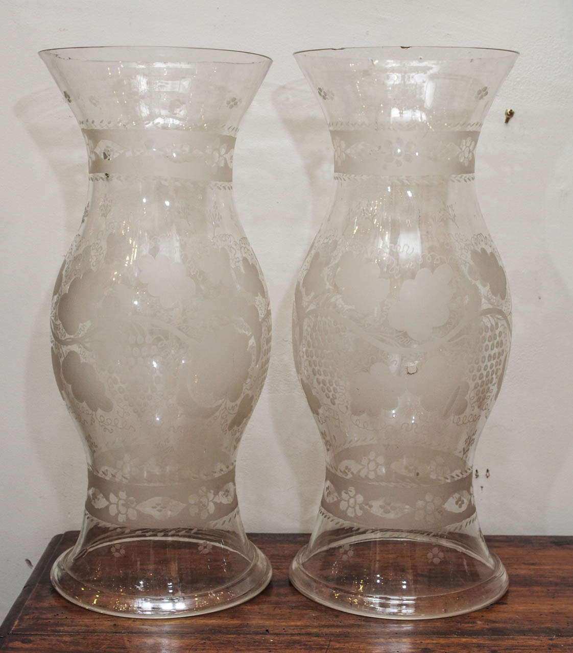 Paire d'abat-jour en verre gravé du 19e siècle. L'un d'eux a un trou percé ou tiré sur le côté.