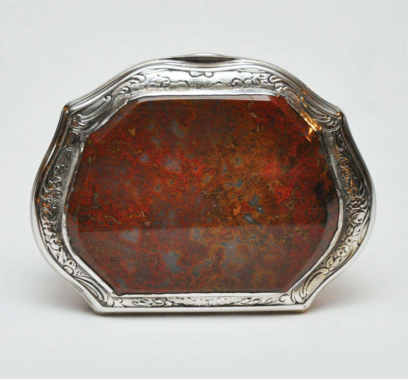 Fine George III agate and sterling silver shaped snuff box, maker Robert Cox.