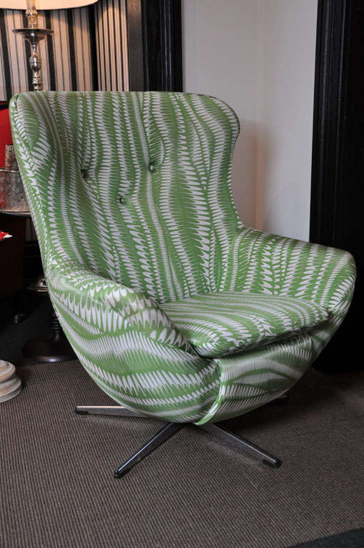 Vintage 'Egg' Style Chair Upholstered Chair on Metal Swivel Base at 1stDibs