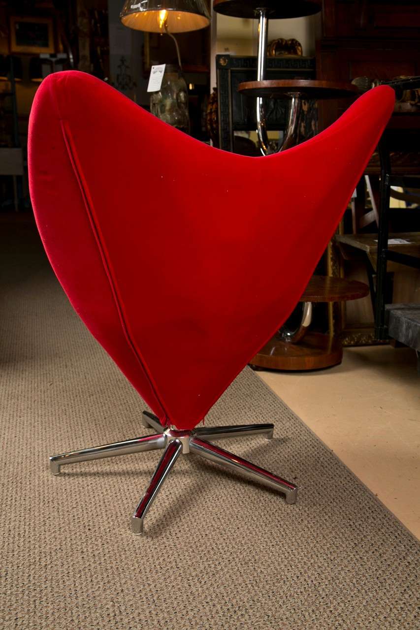 Pair of Mid-Century Red Lip Swivel Chairs with Chrome Bases In Excellent Condition In Bedford, NY