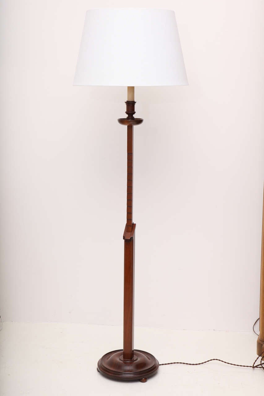 Frances Elkins (1888-1953)
Standing lamp in mahogany with
ratchet to adjust height and turned base.
Measures: Extends to 62